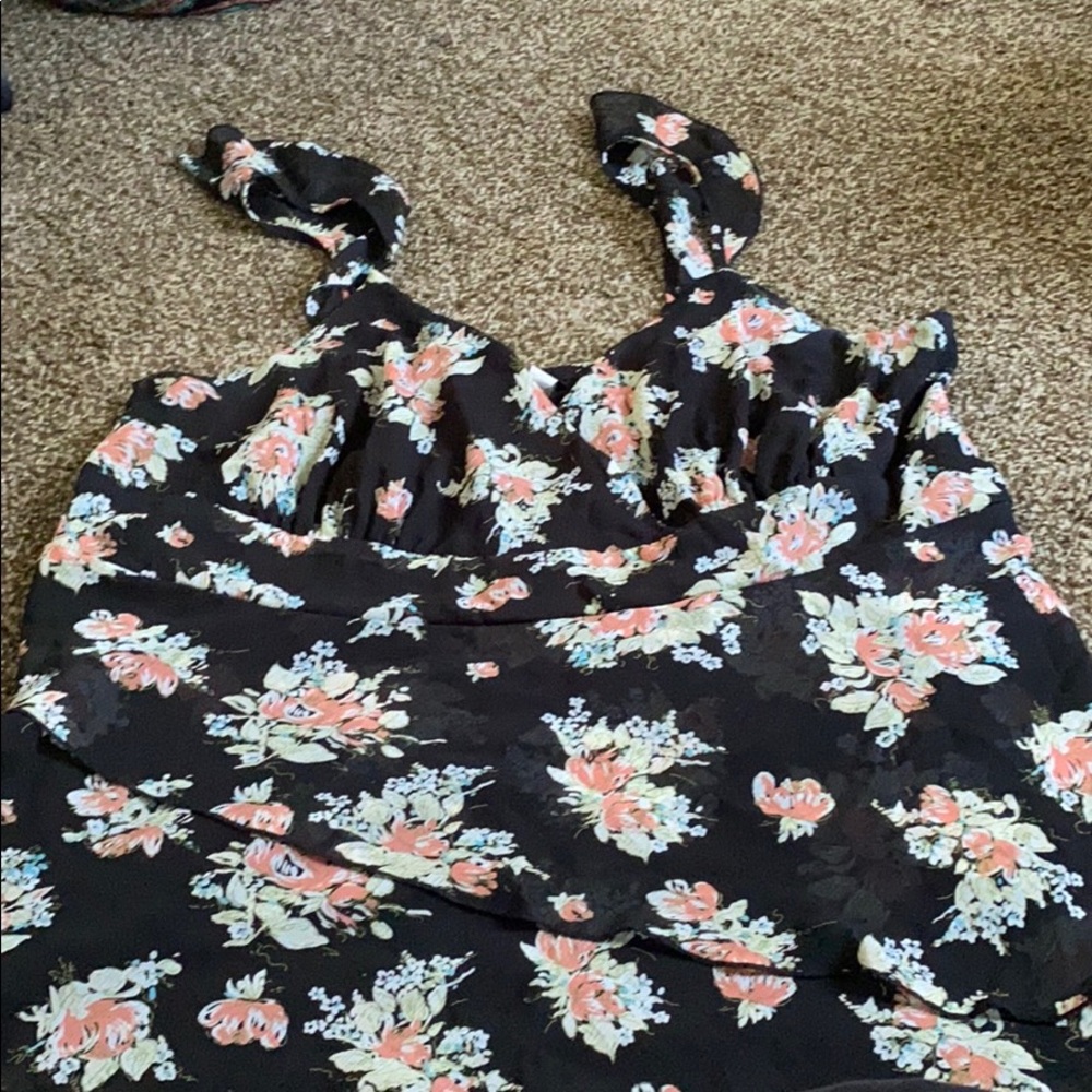 🎄 3/$20 -Beautiful flowered dressy tank by Torrid